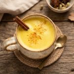 Tohle vás postaví na nohy: Nejlepší hřejivý kurkumový latte „Golden Milk“, který léčí zevnitř Tohle vás postaví na nohy Nejlepší hřejivý kurkumový latte „Golden Milk“, který léčí zevnitř (1)